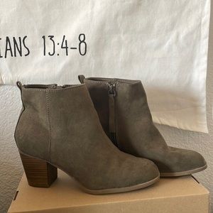 Dark green suede heeled ankle boot